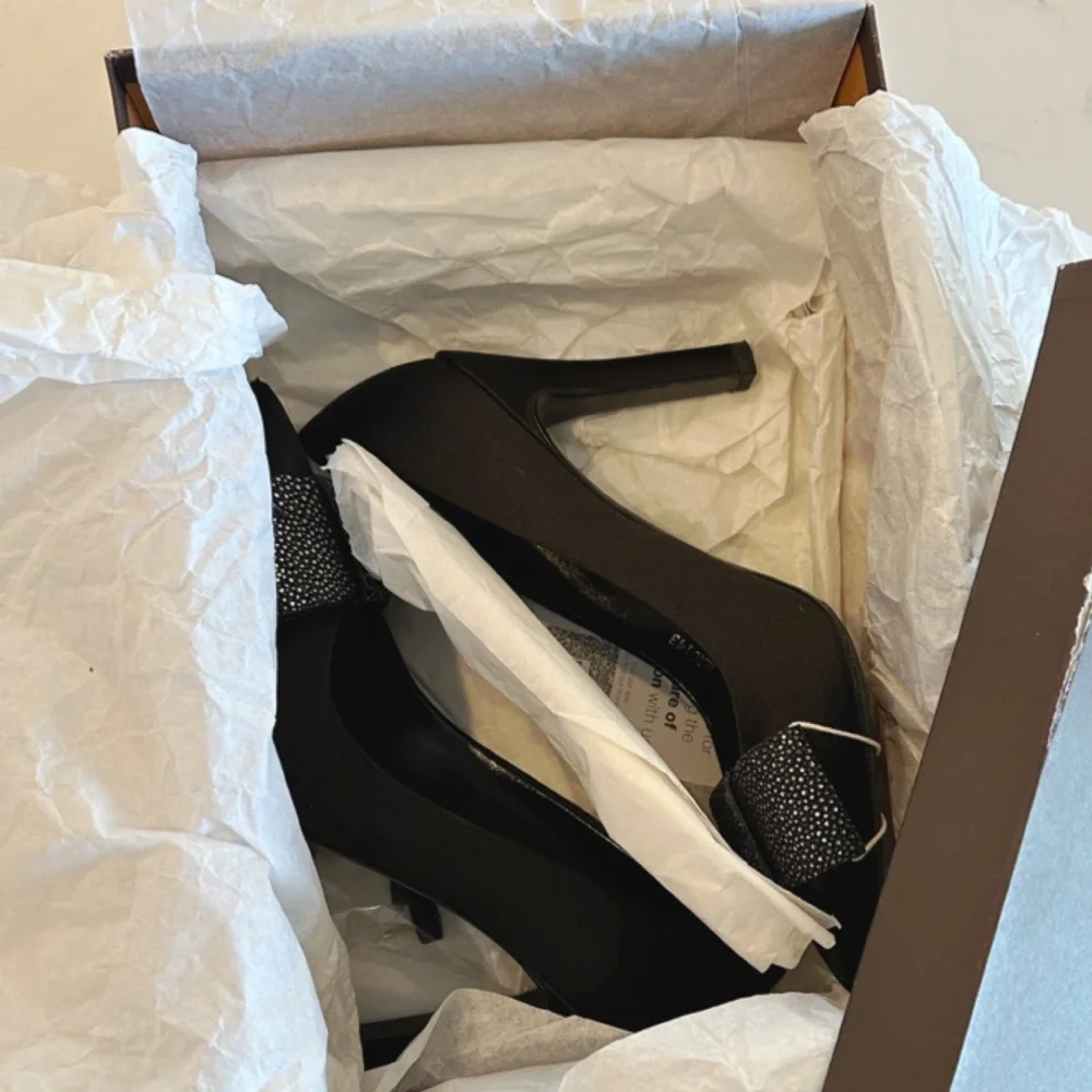 LOUIS VUITTON LIPSTICK PUMPS BLACK SATIN & PEBBLED SILVER LEATHER BOW PUMP 36.5 - Picture 13 of 17